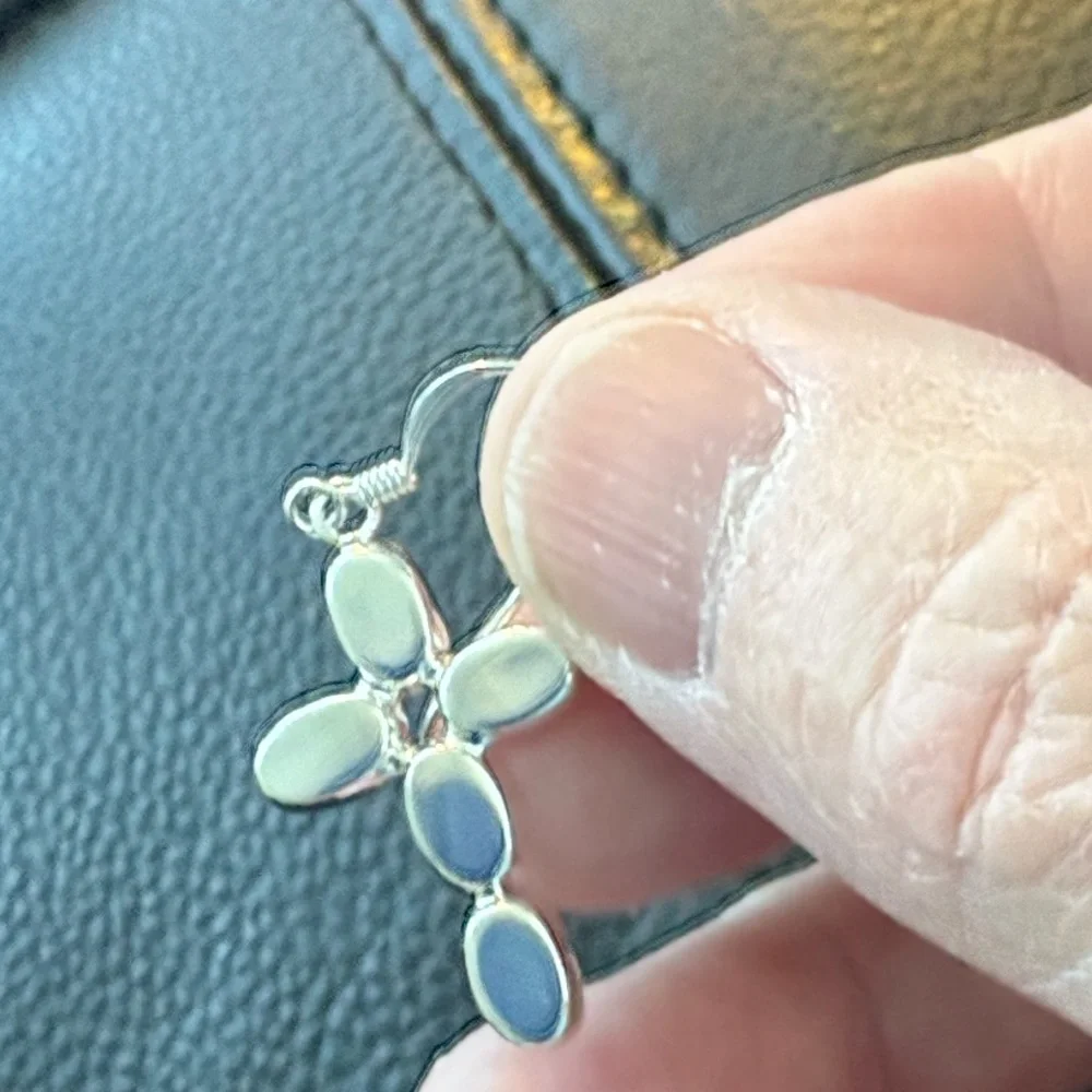 Elegant 925 Sterling Silver Mother Pearl Cross Earrings - Picture 7 of 7